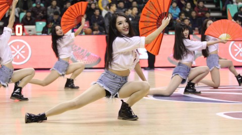 CBA赛场上的律动精灵：美艳啦啦队用热情点燃第17轮激战